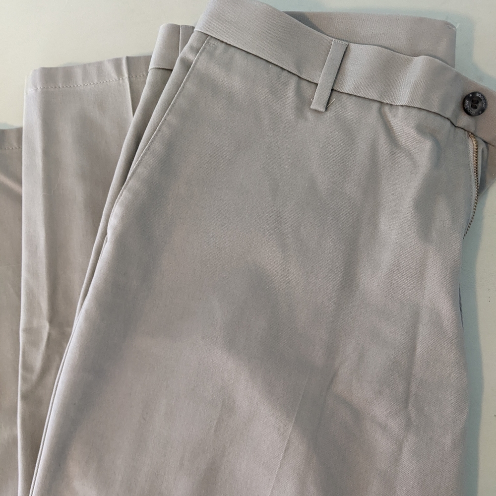 Dockers Classic Fit men's dress pants. Size 34x32.